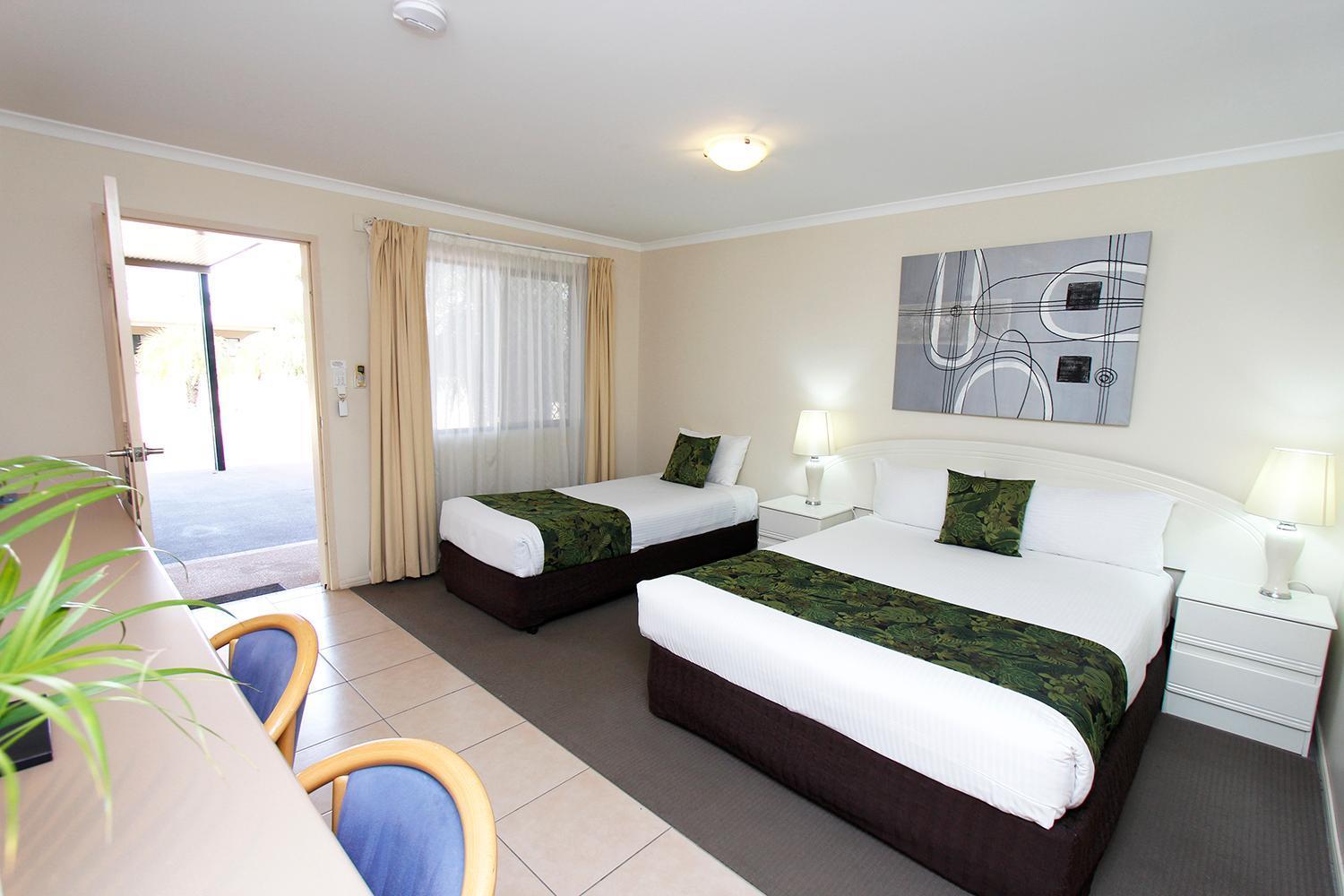 The Palms Motel Чинчилла Экстерьер фото