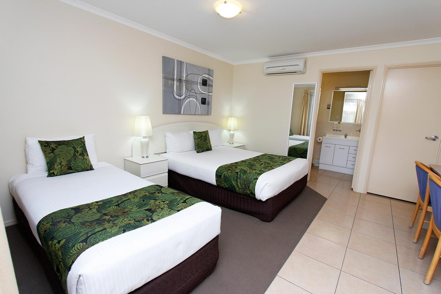 The Palms Motel Чинчилла Экстерьер фото