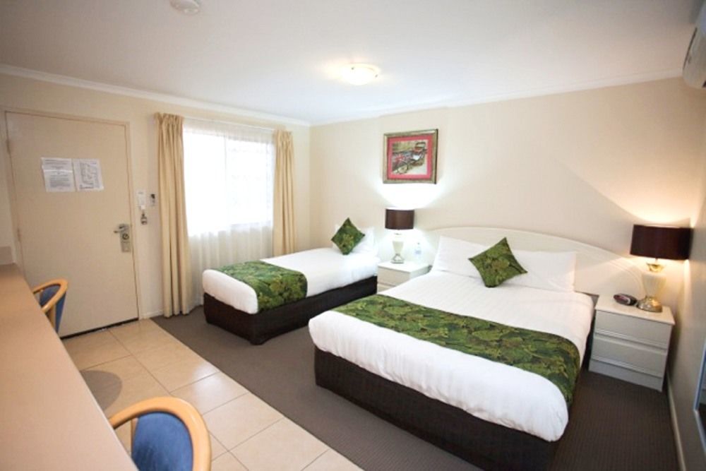 The Palms Motel Чинчилла Экстерьер фото