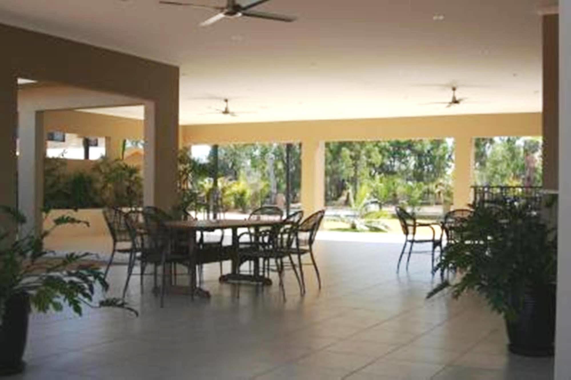 The Palms Motel Чинчилла Экстерьер фото